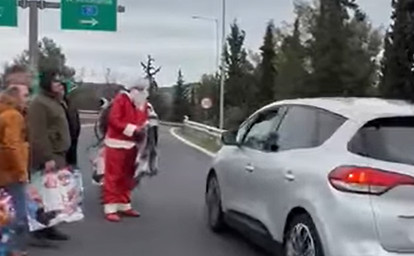 Πρωτοχρονιάτικη έκπληξη στο μπλόκο των Μικροθηβών: Αγροτές και Άγιος Βασίλης μοίρασαν δώρα σε διερχόμενους οδηγούς