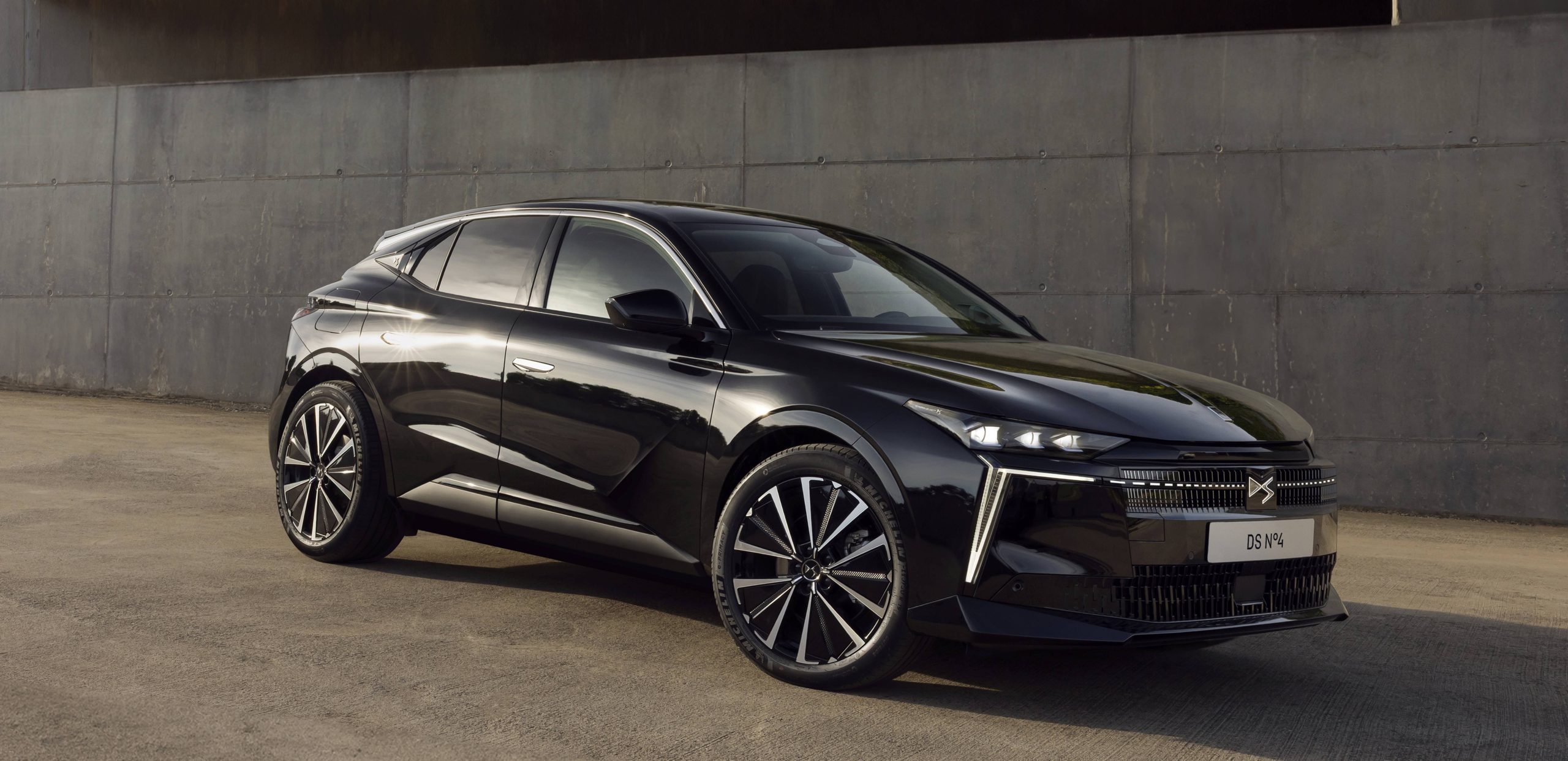 &Tau;&omicron; DS N&deg;4 &kappa;ά&nu;&epsilon;&iota; &pi;&rho;&epsilon;&mu;&iota;έ&rho;&alpha; &sigma;&tau;&eta;&nu; &Epsilon;&lambda;&lambda;ά&delta;&alpha;