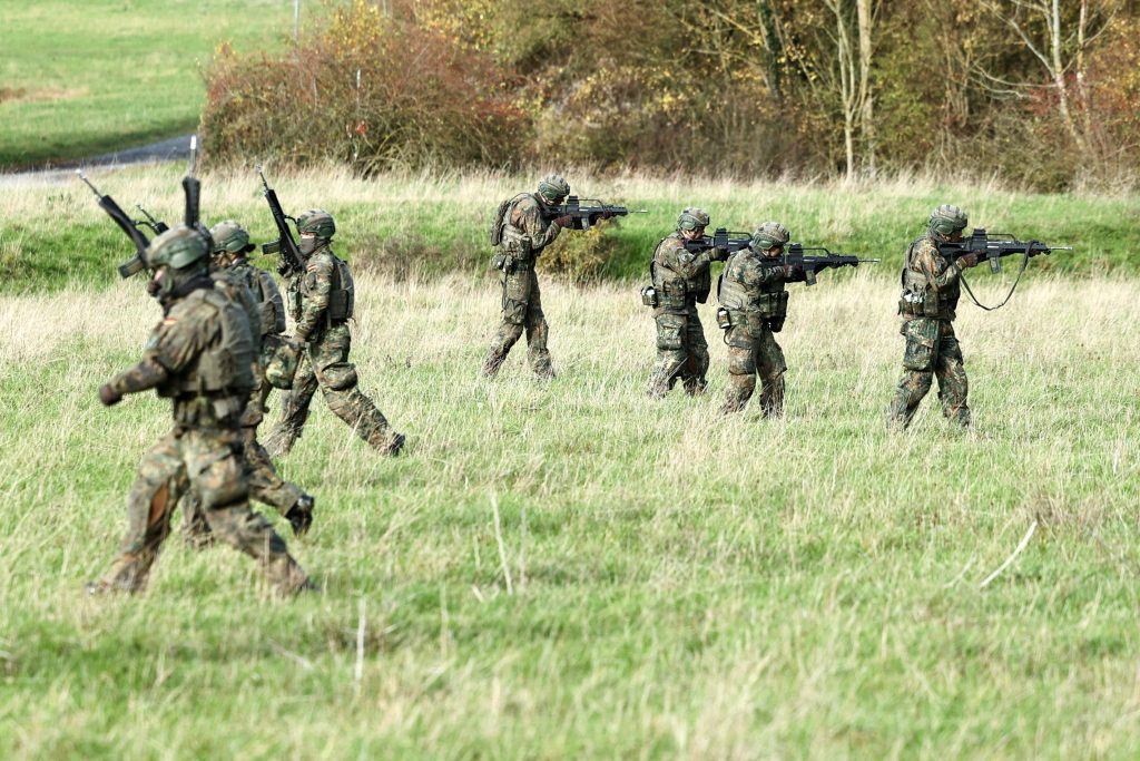 Αυστηρή προειδοποίηση των ΗΠΑ προς την ΕΕ: «Πρέπει να αναλάβεται την ευθύνη για την άμυνα του NATO»