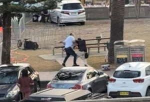 Σίδνεϊ: Ο ήρωας που ακινητοποίησε τον δράστη κινδυνεύει χάσει το χέρι του – «Προσευχηθείτε για εμένα»