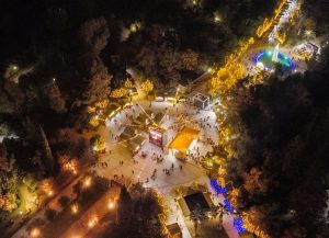 Η καρδιά της χριστουγεννιάτικης Αθήνας «χτυπά» φέτος στο πιο λαμπερό σημείο της πόλης