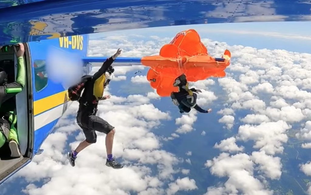 Ο απόλυτος εφιάλτης για αλεξιπτωτιστή: Μπλέχτηκε σε φτερό αεροπλάνου στα 4.572 μέτρα – Η θαυματουργή διάσωση