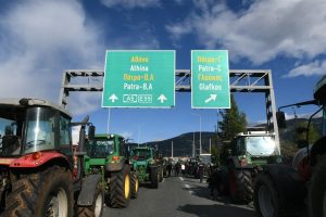 Πάτρα: Αγρότες και κτηνοτρόφοι έκλεισαν τον κόμβο του  Γλαύκου