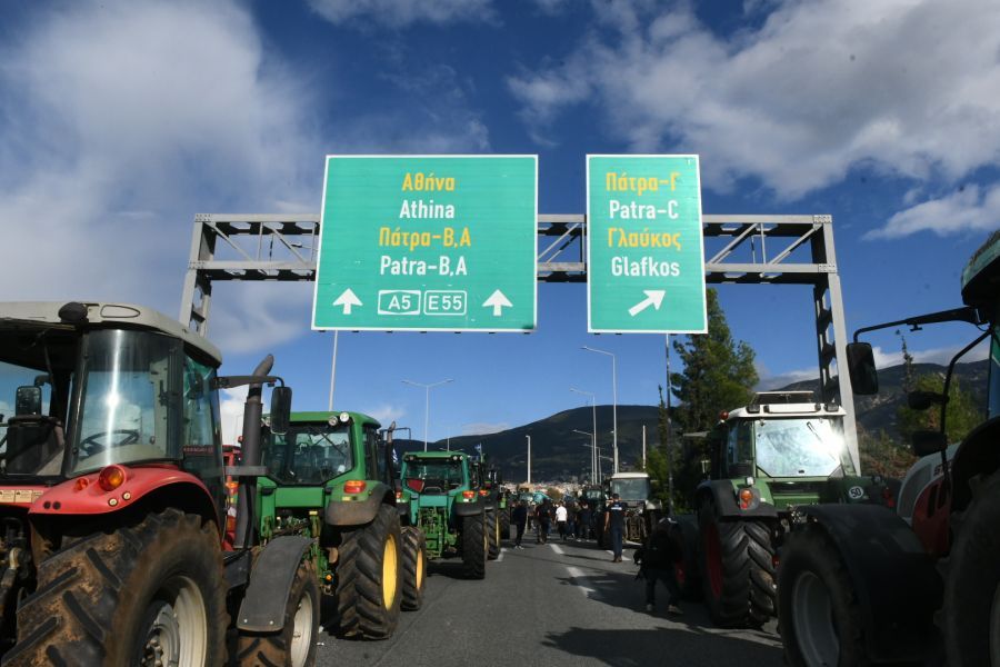 Πάτρα: Αγρότες και κτηνοτρόφοι έκλεισαν τον κόμβο του  Γλαύκου