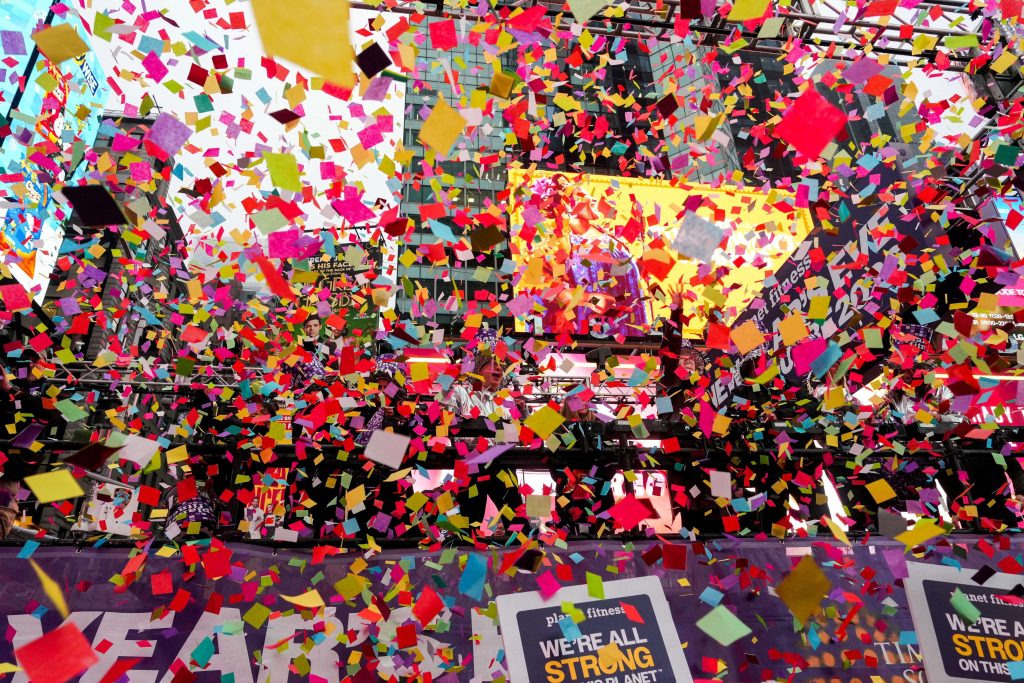 Νέα Υόρκη: Πυρετώδεις προετοιμασίες για τον εορτασμό της Πρωτοχρονιάς στην Times Square