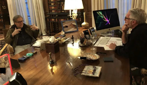 Χάος στα social media με φωτογραφία από το γραφείο του Έπσταϊν: Απεικονίζει αναίσθητη γυναίκα σε καναπέ