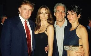 Νέες σοκαριστικές φωτογραφίες δείχνουν τον Έπσταϊν να αγκαλιάζει και να φιλά ανήλικα κορίτσια