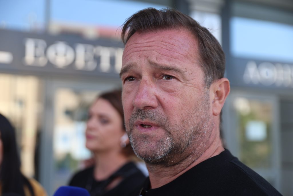 Οργισμένη απάντηση Πλακιά για την χριστουγεννιάτικη κάρτα της Hellenic Train – «Αρρωστημένη συμπεριφορά»