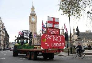 Βρετανοί αγρότες διαμαρτύρονται με τα τρακτέρ τους στο κέντρο του Λονδίνου – Δείτε εικόνες