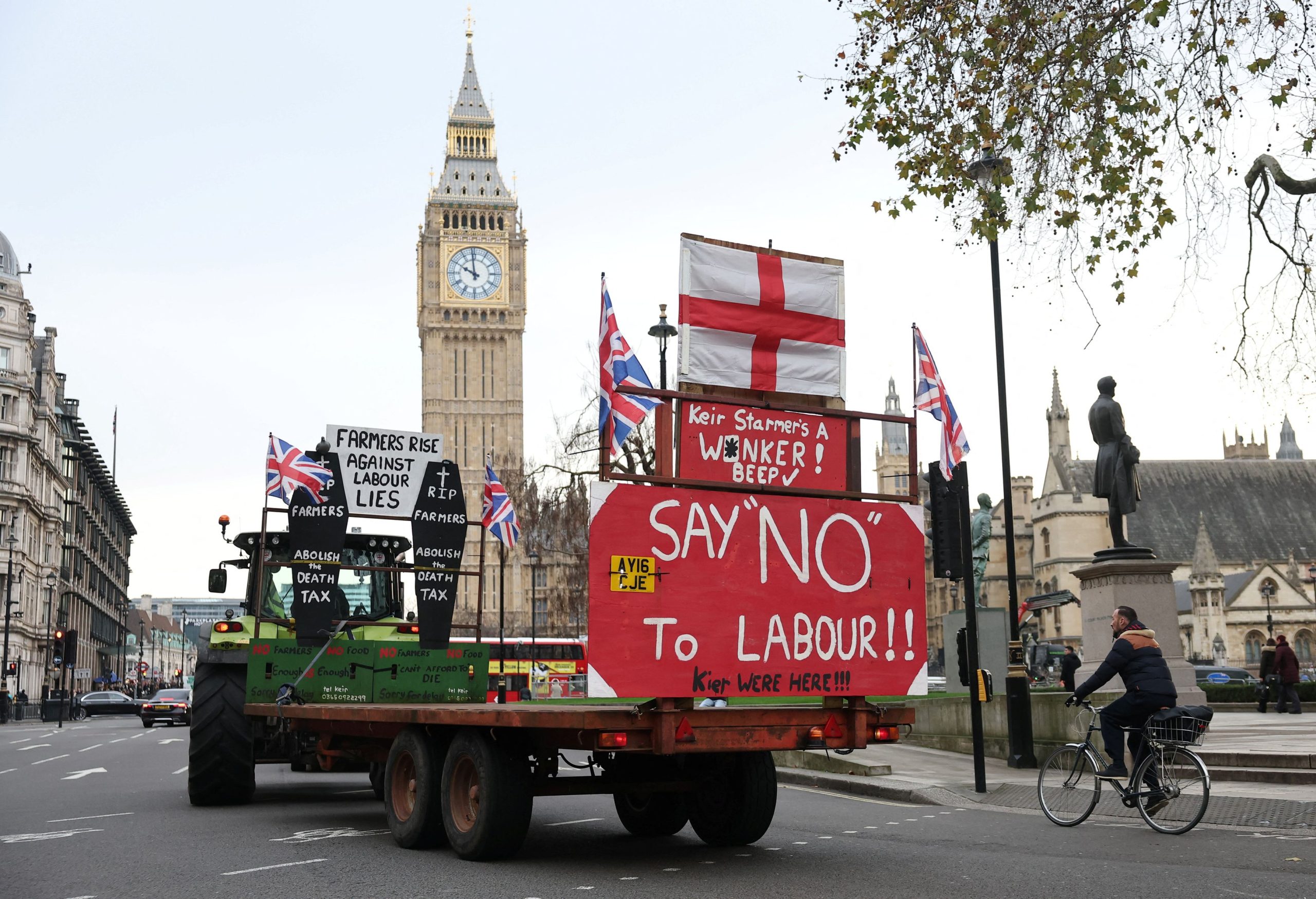 Βρετανοί αγρότες διαμαρτύρονται με τα τρακτέρ τους στο κέντρο του Λονδίνου – Δείτε εικόνες