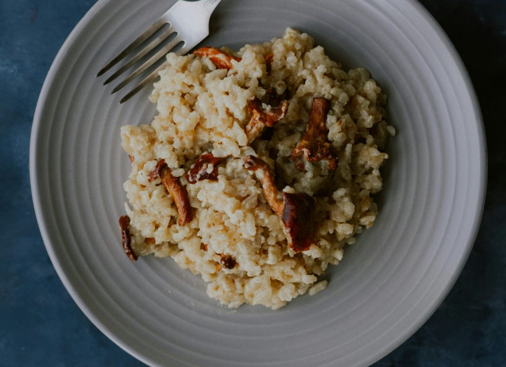 Ο Δημήτρης Σκαρμούτσος φτιάχνει πεντανόστιμο ριζότο με κάστανα, ρόδι & καραμελωμένα φιστίκια