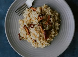 Ο Δημήτρης Σκαρμούτσος φτιάχνει πεντανόστιμο ριζότο με κάστανα, ρόδι & καραμελωμένα φιστίκια