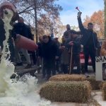 Κτηνοτρόφοι έχυσαν γάλα και πέταξαν άχυρα στην κεντρική πλατεία της Λάρισας – «Χωρίς εμάς θα πεινάσετε» προειδοποιούν οι αγρότες