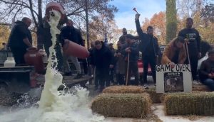 Κτηνοτρόφοι έχυσαν γάλα και πέταξαν άχυρα στην κεντρική πλατεία της Λάρισας – «Χωρίς εμάς θα πεινάσετε» προειδοποιούν οι αγρότες