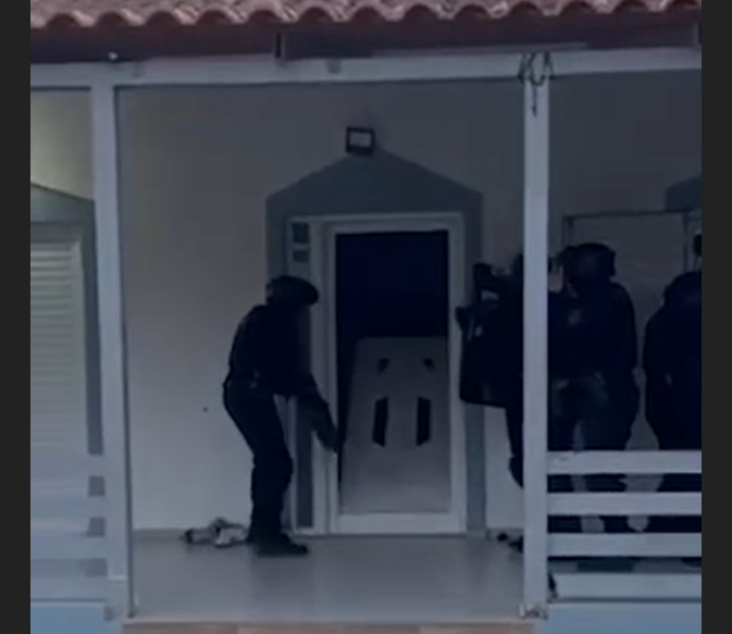 Εξάρθρωση εγκληματικής οργάνωσης στην Αττική: Καρέ καρέ η επιχείρηση πάνοπλων αστυνομικών