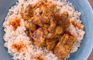 Ο Δημήτρης Σκαρμούτσος ετοιμάζει λαχταριστό κοτόπουλο με γιαούρτι και μπαχαρικά