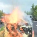 Έντονες διαμαρτυρίες αγροτών στις Μικροθήβες: Έχυσαν γάλατα στους δρόμους και έκαψαν άχυρα