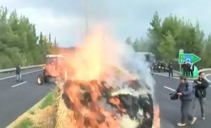 Οι αγρότες στις Μικροθήβες βγαίνουν στους δρόμους: Γάλατα χύθηκαν στους δρόμους και άχυρα πήραν φωτιά