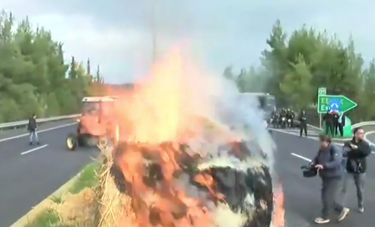 Έντονες διαμαρτυρίες αγροτών στις Μικροθήβες: Έχυσαν γάλατα στους δρόμους και έκαψαν άχυρα