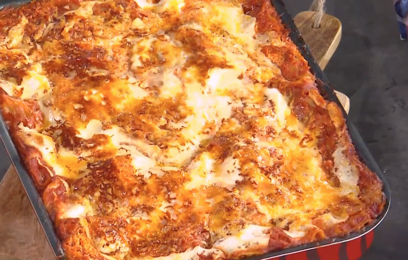 Η Αργυρώ Μπαρμπαρίγου ετοιμάζει λαζάνια με τυριά, μανιτάρια και κρέμα γιαουρτιού