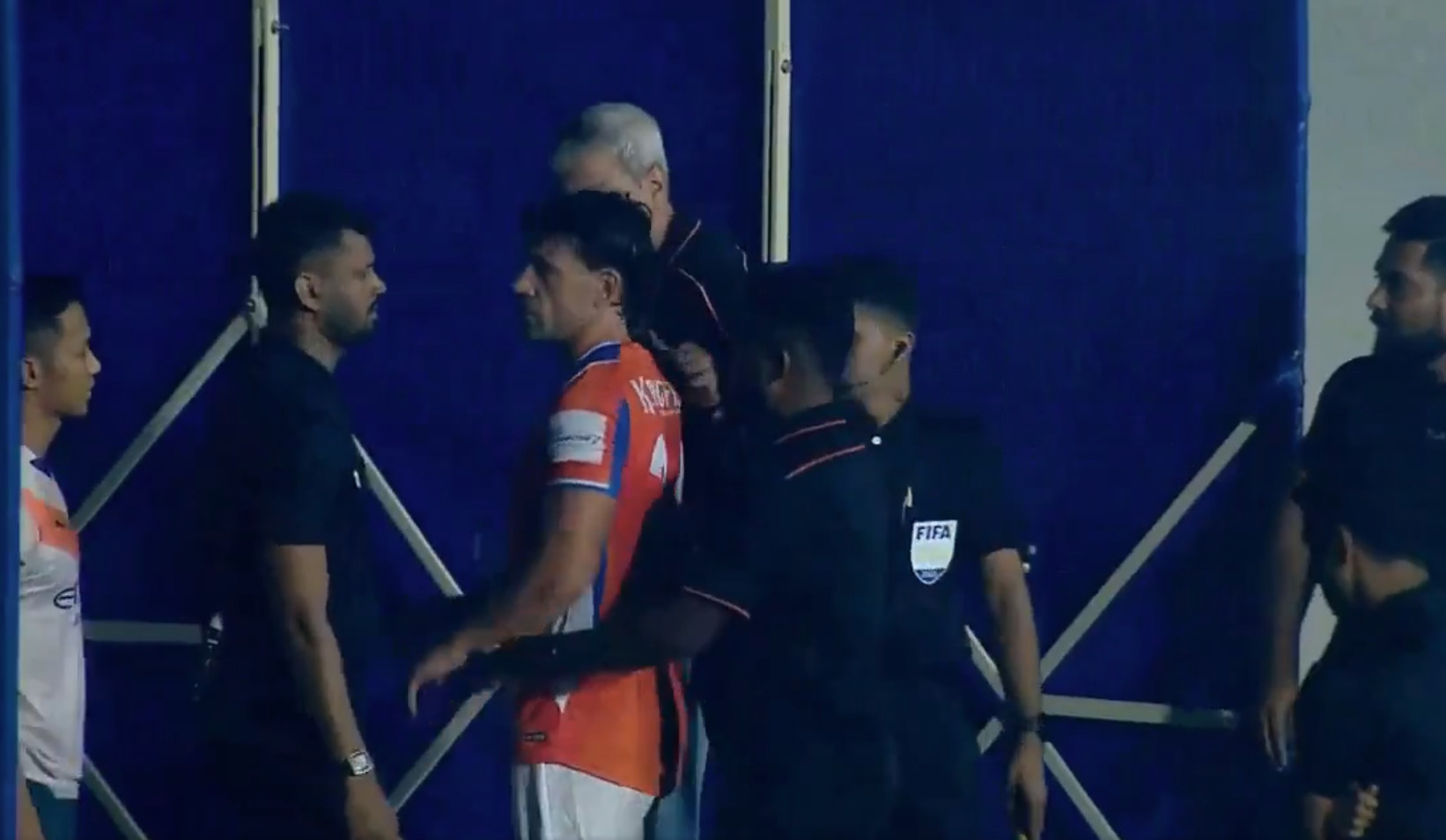 &Alpha;&pi;ί&theta;&alpha;&nu;&omicron; &sigma;&kappa;&eta;&nu;&iota;&kappa;ό &sigma;&tau;&eta;&nu; &Iota;&nu;&delta;ί&alpha;: &Pi;&alpha;ί&kappa;&tau;&eta;&sigmaf; &alpha;&pi;&omicron;&beta;&lambda;ή&theta;&eta;&kappa;&epsilon; &lambda;ό&gamma;&omega;... &epsilon;&sigma;ώ&rho;&omicron;&upsilon;&chi;&omicron;&upsilon; (vid)