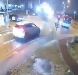 Σοκαριστικό τροχαίο: Οδηγός πολυτελούς αυτοκινήτου έχασε τον έλεγχο και… απογειώθηκε (video)