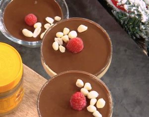 Μια γλυκιά πρόταση από την Αργυρώ Μπαρμπαρίγου – Λαχταριστή μους φυστικοβούτυρου με σοκολάτα