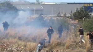 Ηράκλειο: Ένταση με αγρότες στο αεροδρόμιο – Ρίχνουν πέτρες στο οδόστρωμα