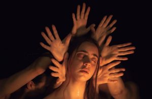 Taverna Miresia – Mario, Bella, Anastasia: Μια παράσταση για το πένθος, την απουσία και την ενηλικίωση