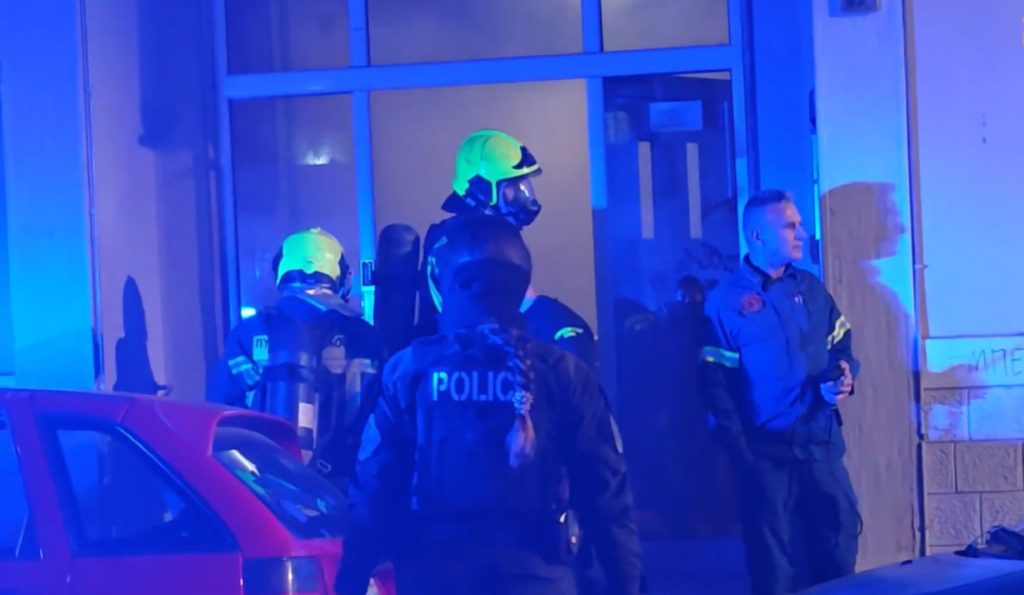 Φωτιά σε διαμέρισμα στα Πατήσια: Καπνοί «έπνιξαν» την πολυκατοικία – Δύο παιδιά διακομίστηκαν στο Παίδων