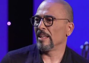 Βαλάντης: Ο τραγουδιστής μιλά για το viral video με τον ίδιο να φτύνει στη σκηνή – «Ήταν μια τσίχλα»