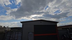 Καλύβια: Κλεμμένα αυτοκίνητα και σιγαστήρες – Στα χέρια της αστυνομίας το παράνομο ζευγάρι