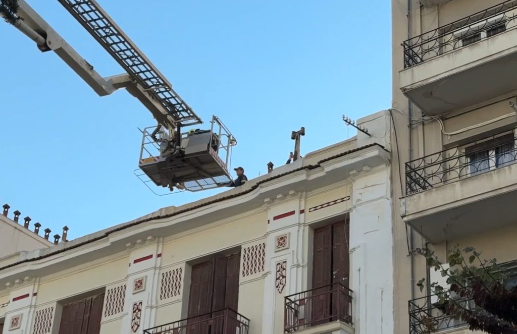 Έπεσε από την κεραμοσκεπή και εγκλωβίστηκε – Δραματική διάσωση ηλικιωμένου στη Θεσσαλονίκη (video)