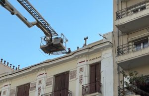 Έπεσε από την κεραμοσκεπή και εγκλωβίστηκε – Δραματική διάσωση ηλικιωμένου στη Θεσσαλονίκη (video)