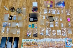 Συνελήφθη 49χρονος DJ στο κέντρο της Αθήνας με μεγάλο «οπλοστάσιο» ναρκωτικών – Τι βρήκε η Αστυνομία