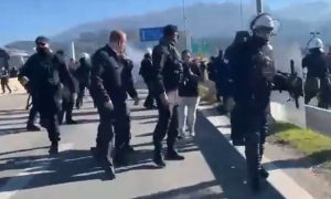 Αγρότες: Ένταση με τα ΜΑΤ στην Πάτρα – Επιχείρηση κατάληψης της Γέφυρας Ρίου-Αντιρρίου