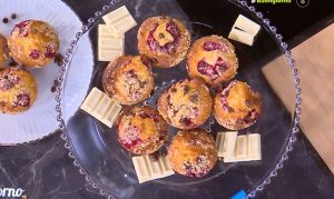 Μuffins από τον Σκαρμούτσο που σε… κάνουν να λιώνεις – Με βατόμουρα και λευκή σοκολάτα