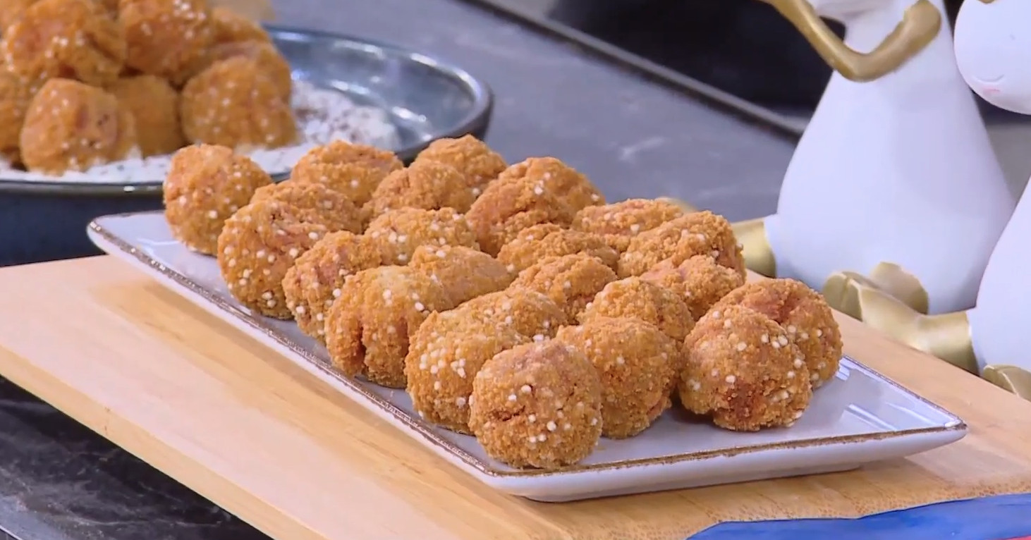 Ο Δημήτρης Σκαρμούτσος ετοιμάζει φαλάφελ από παντζάρια και σάλτσα από ταχίνι