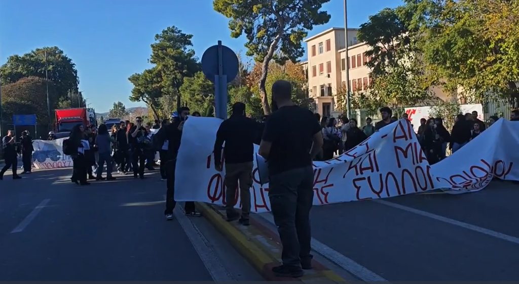 Φοιτητές στο πλευρό των αγροτών: Μπλόκο στην Ιερά Οδό ως ένδειξη αλληλεγγύης