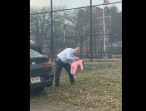 Ήρωας αστυνομικός στη Νέα Υόρκη σώζει παιδί από πνιγμό – Δείτε το βίντεο