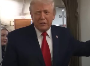 Απίθανη σκηνή στο Air Force One: Ο Τραμπ έδινε συνέντευξη στους δημοσιογράφους και κάποιος προσπαθούσε να βγει από την τουαλέτα