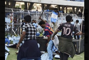 Σκηνές χάους στην Ινδία κατά την περιοδεία του Μέσι – Eξαγριωμένοι φίλαθλοι πετούσαν καθίσματα
