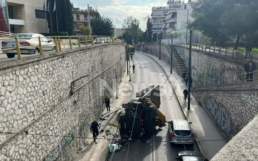 Νέα Φιλαδέλφεια: Γερανοφόρο έπεσε σε κολόνα και αναποδογύρισε – Στο ένα ρεύμα η κυκλοφορία