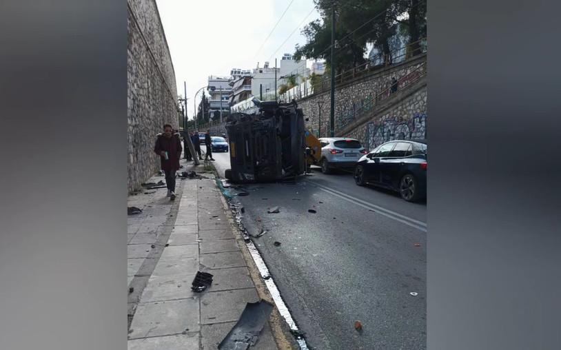 Νέα Φιλαδέλφεια: Γερανοφόρο έπεσε σε κολόνα και αναποδογύρισε – Στο ένα ρεύμα η κυκλοφορία