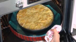 Πεντανόστιμες πατάτες ογκρατέν με γαλοπούλα και τρούφα, μανιτάρια & γραβιέρα από την Αργυρώ Μπαρμπαρίγου