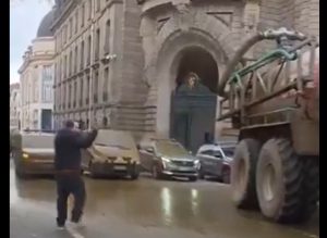 Ξεχειλίζει η οργή των αγροτών στην Ευρώπη: Κοπριά σε κυβερνητικά κτίρια στη Γαλλία, τρακτέρ στους δρόμους του Λονδίνου