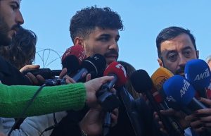 «Δεν ζήτησα χρήματα, μόνο ηθική δικαίωση» λέει ο 21χρονος που καταγγέλλει τον γνωστό τραγουδιστή