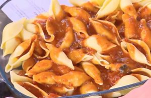 Ο Δημήτρης Σκαρμούτσος ετοιμάζει ζυμαρικά φούρνου με μοτσαρέλα, ρικότα και τομάτα