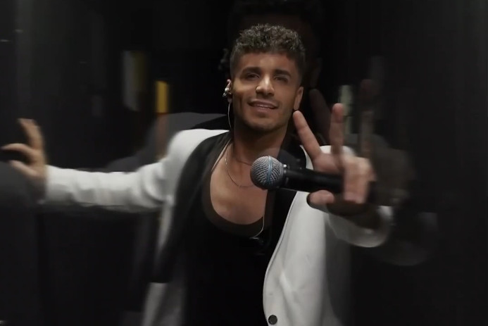 Ποιος είναι ο 22χρονος τραγουδιστής που μήνυσε τον Γιώργο Μαζωνάκη