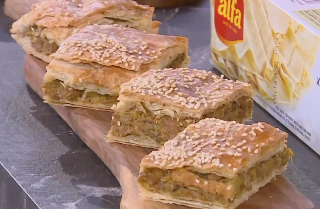 Τα μυστικά της κιμαδόπιτας από τον Δημήτρη Σκαρμούτσο: Απλή και πεντανόστιμη!